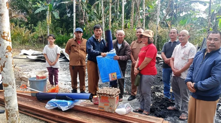 Korban Kebakaran Rumah di Desa Simandraōlō Menerima Bantuan