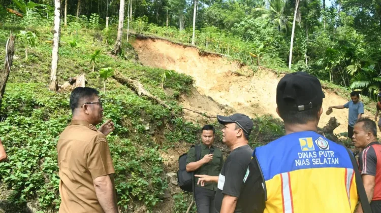 Bupati Nisel Tinjau Bencana di Fanayama, Instruksikan Penanganan Jalan Darurat