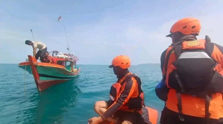 Tim SAR Telukdalam Evakuasi 3 Nelayan Korban Kapal Mati Mesin di Nias Selatan