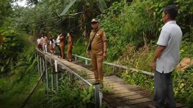 Jembatan Kayu ke SD Sanawuyu Rusak, Warga Harap Diperbaiki lewat Karbak TNI