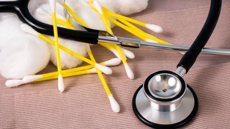 Efek Terlalu Sering Menggunakan Cotton Bud Membersihkan Telinga