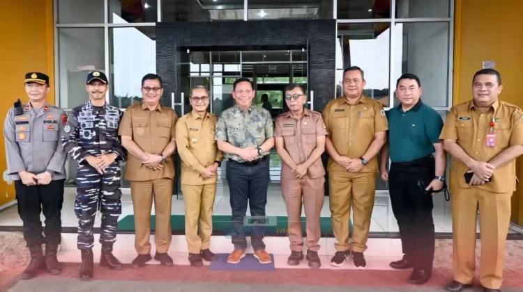 Bupati Nias Antar Kepulangan Kepala Badan Keamanan Laut Usai Kunjungannya