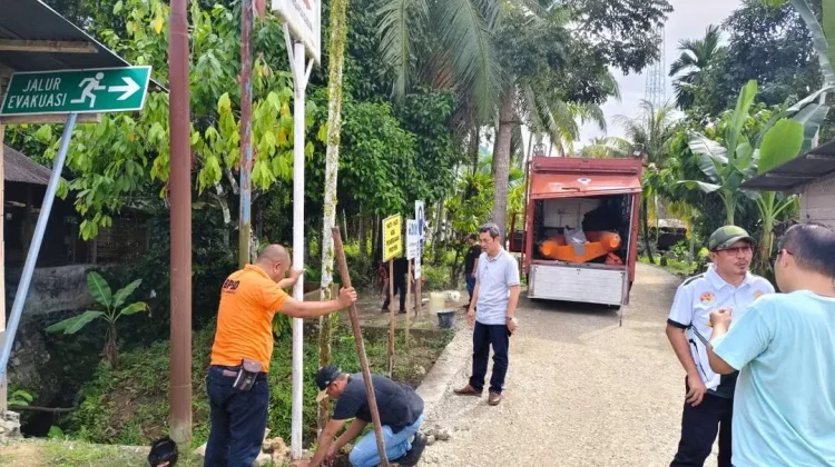 BPBD Kota Gunungsitoli Pasang Rambu Bencana di Desa Siwalubanua II