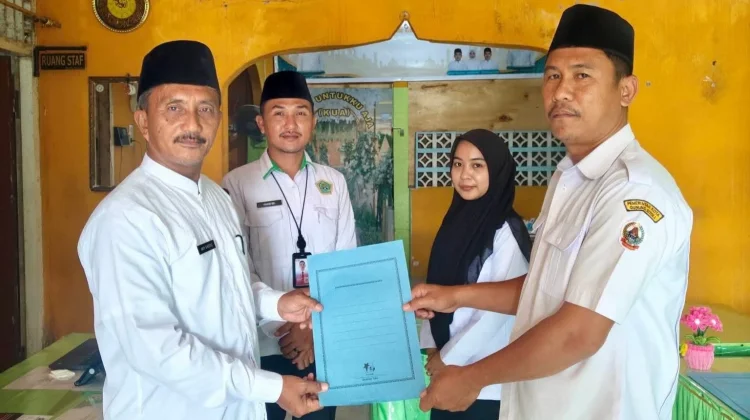 KUA Gunungsitoli Utara Serahkan Surat Tugas Nazir Tanah Wakaf Desa Olora
