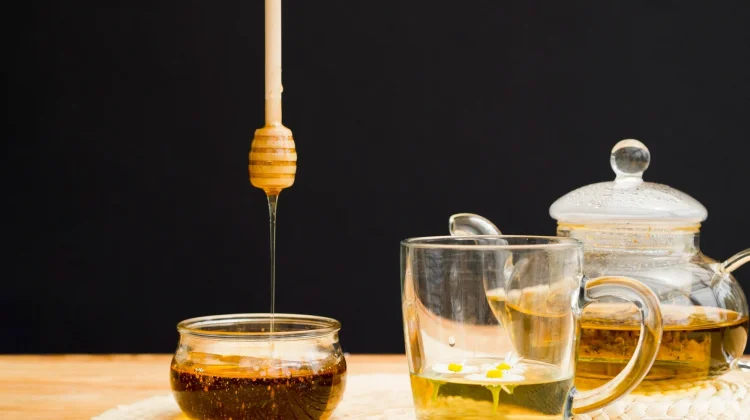 Air Madu Hangat, Minuman Sederhana yang Menyegarkan
