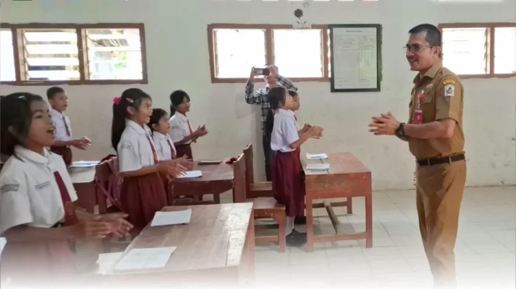 Kadis Kominfo Nias Utara Jadi Pembina Upacara di SDN Dahadano, Gaungkan Nasionalis