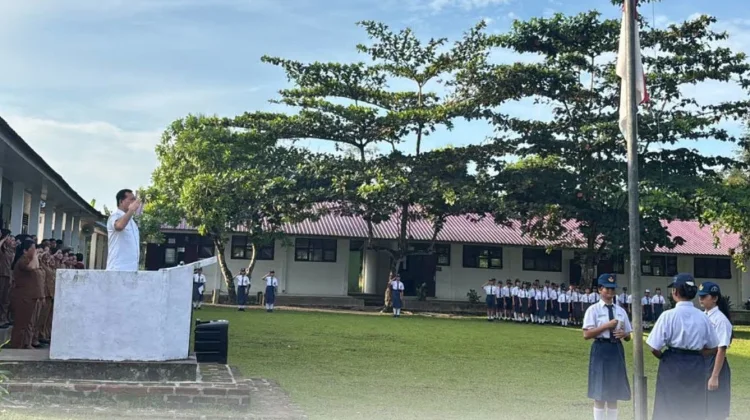 Wabup Nias Utara Pimpin Upacara Bendera di SMPN 1 Lotu