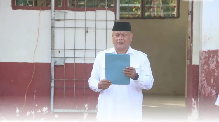 Bupati Nias Utara Pimpin Upacara Bendera di SDN Mida Lolomoyo, Tekankan Disiplin
