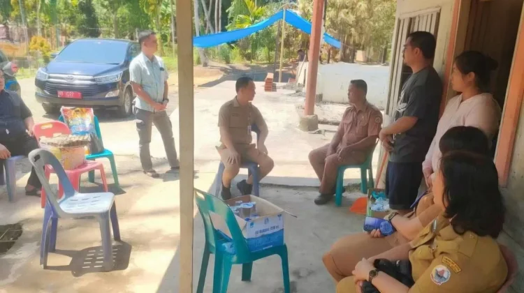 Dinsos Kota Gunungsitoli Serahkan Bantuan Bagi Korban Kebakaran di Onozitoli