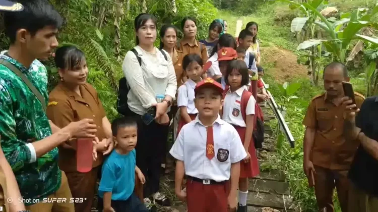 Kisah Pilu Anak SD di Nias Utara Sekolah Terpaksa Terobos Lumpur 4 Kilometer