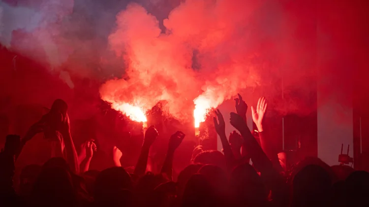 di Balik Sorot Lampu Panggung Konser