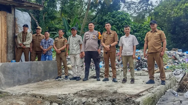 Atasi Sampah Menumpuk, Dinas PKPLH Nias Barat Turun ke Pasar Mandrehe