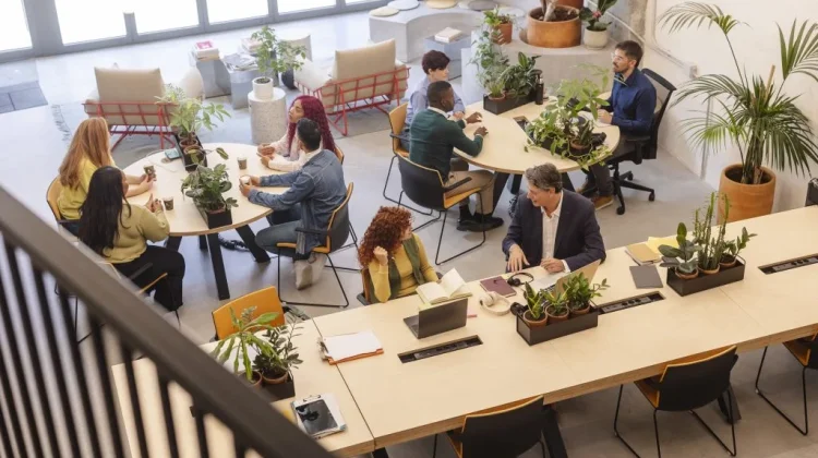 Ruang Kerja Bersama (Coworking Space): Transformasi Fungsi Tempat Kerja dari Kantor