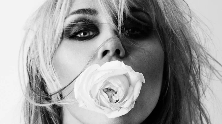 Miley Cyrus Rilis Album Ke-10 'Bass Persuades'