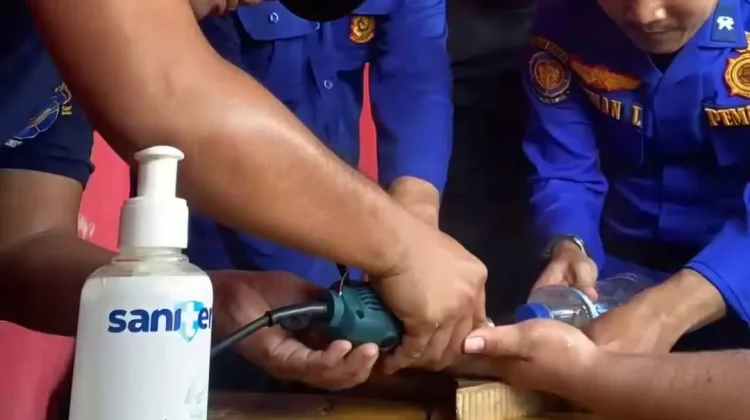 Petugas Damkar Evaluasi Cincin Dari Jari Seorang Pemuda Asal Nias Barat
