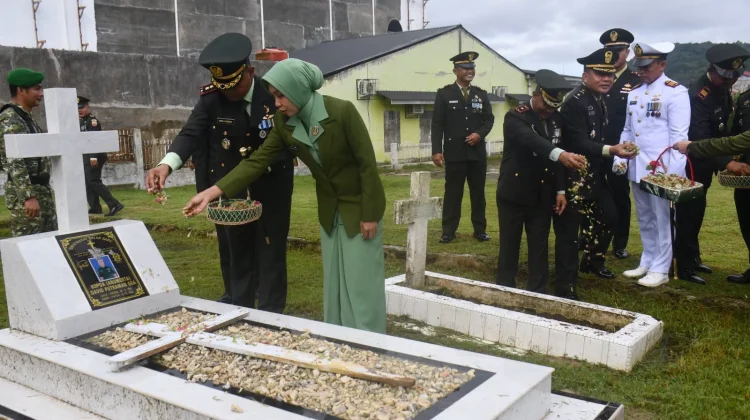 HUT ke-81 TNI di Gunungsitoli Diwarnai Upacara, Ziarah hingga Makan Gratis