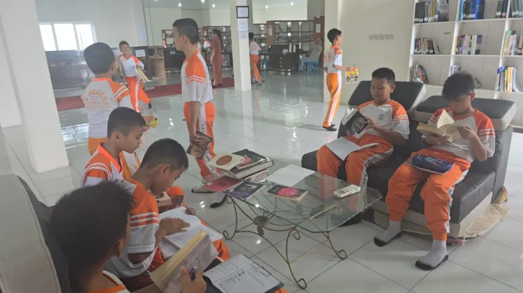 Pelajar SD 2 Belajar Literasi Budaya di Perpustakaan Kota Gunungsitoli ...