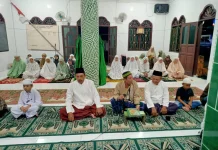 Warga Kelurahan Pasar Jalankan Tarawih Perdana di Surau