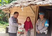 Personil Polsek Lahewa Berikan Tali Asih Kepada Lansia