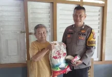 Bripka Dedi Nazara Memberikan Tali Asih Kepada Lansia