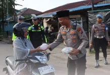 Kapolres Nias Pimpin Pembagian Takjil Gratis