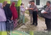 Polsek Gido Bagikan Takjil Kepada Warga