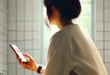 Berikut 7 Masalah yang Bisa Muncul kalau Kamu Main Ponsel di Toilet