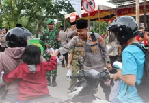 Polres Nias Baagikan Takjil Kepada Warga
