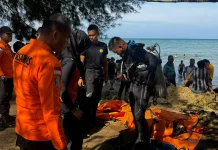 Personil Basarnas Nias Lakukan Pencarian Korban Tenggelam di Pantai Fodo