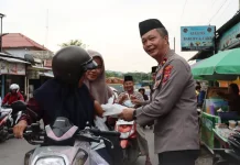 Polres Nias Bagikan Takjil Kepada Warga dan Pengendara