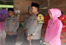 Kapolres Nias Serahkan Dana Infaq Ramadan kepada Warga Kurang Mampu