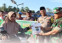 Kapolres Nias Bagikan Takjil di Wilayah Polsek Tuhemberua