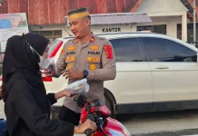 Polsek Alo’oa Bagikan Takjil kepada Pengguna Jalan