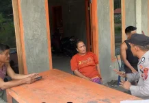 Personel Polsek Bawalato Sambang Desa di Desa Hilihoru