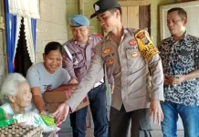 Personil Polsek Gido Bagikan Tali Asih kepada Warga Kurang Mampu