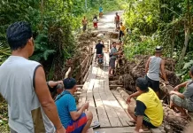 Jembatan Darurat Rusak, Warga Desa Ladea Terpaksa Swadaya Perbaikan