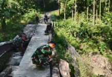 Koramil 07/Alasa Gotong Royong Bangun Jembatan Garuda di Tugala’Oyo dan Namohalu