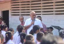 Bupati Nias Utara Tinjau SD Onozalukhu Bitaya dan SMPN 5 Alasa, Bagikan Buku Tulis