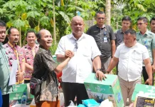 Serahkan Bantuan KAT, Bupati Nias Utara Ajak Warga Ubah Pola Pikir dan Giat Bekerja