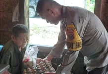 Personil Polsek Lahewa Berikan Sembako kepada Warga Kurang Mampu