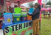 Pedagang Es Teh Jumbo di Alun-alun, Harga Murah yang Penting Laku Banyak