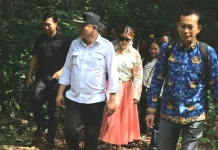 Bupati Nias Barat Cek Potensi Ekonomi Kreatif di Pulau Bawa