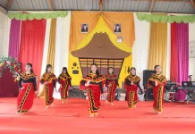 Fashion Show Tokoh Pendidikan Meriahkan Hardiknas di SMAN 1 Lahewa