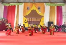 Tarian Tradisional Siswa SMA Negeri 1 Lahewa Tampil Memukau di Perayaan Hardiknas