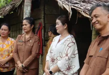 Ketua PKK Nias Barat Kunjungan Kasih di Onowaembo Lahomi