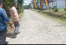 Kepala SMPN 3 Sitoluori Minta Presiden Prabowo Perbaiki Jalan menuju Sekolah