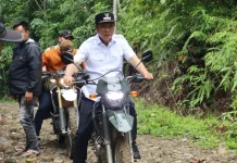 Kunker di Mandrehe Barat, Bupati Eliyunus Lintasi Jalan Rusak Parah
