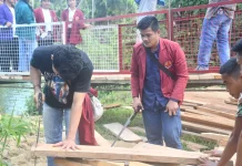 Mahasiswa Uniraya Gotong Royong Bersama Satgas Karbak di Nias Selatan