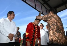 Ratusan Warga Padati Bandara Binaka Sambut Kedatangan Gubernur Sumut