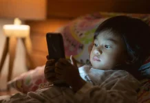 Radiasi Layar HP saat Tidur: Dampaknya ke Mata, dan Otak yang Jarang Kita Sadari